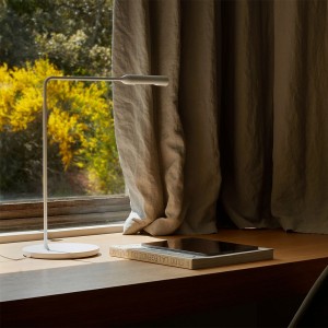 Lámpara de sobremesa con base redonda Flo Desk de Foster+Partners y Lumina