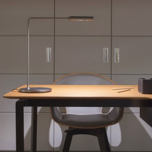 Lámpara de sobremesa con base redonda Flo Desk de Foster+Partners y Lumina