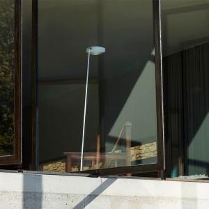 Lámpara de pie de brazo simple para espacios interiores Elle 1 LED de Lumina