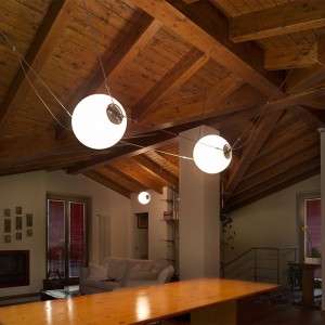 Lámpara de suspensión de vidrio para interiores y exteriores Perla de Lumina.