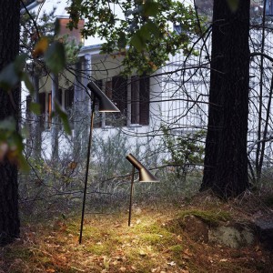 Lámpara AJ Bolardo jardín Louis Poulsen