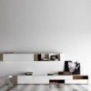 Mueble salón Aura C4 de Treku. Mueble bajo con estantería colgada.