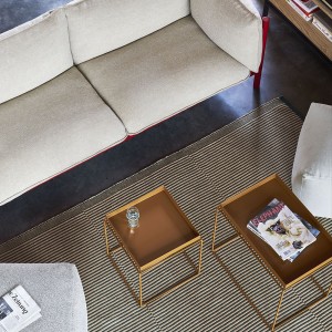 Mesa auxiliar multifuncional Tray M de HAY con gran diseño elegante y versatil.