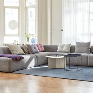 Mesa auxiliar multifuncional Tray M de HAY con gran diseño elegante y versatil.