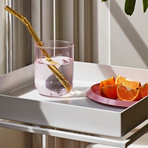 Mesa auxiliar multifuncional Tray M de HAY con gran diseño elegante y versatil.