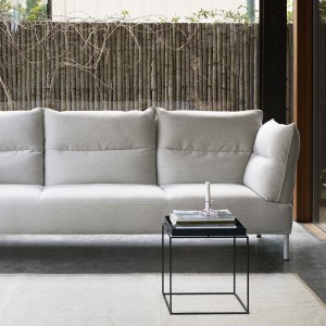 Mesa auxiliar multifuncional Tray M de HAY con gran diseño elegante y versatil.