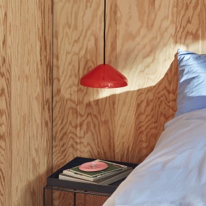 Mesa auxiliar multifuncional Tray M de HAY con gran diseño elegante y versatil.