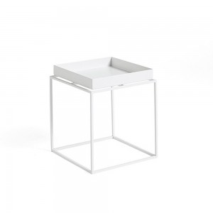Mesa auxiliar multifuncional Tray M de HAY con gran diseño elegante y versatil.
