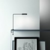 Lámpara moderna de sobremesa con agarradera Flo Clamp de Foster+Partners y Lumina