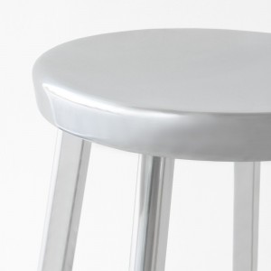 Taburete bajo Déjà-vu de Magis. Moderno taburete de aluminio para terraza bar.