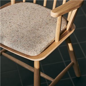 Silla J42 Hay