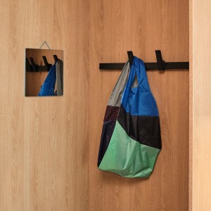 Perchero Beam de Hay. Diseño moderno y original para complementos del hogar.