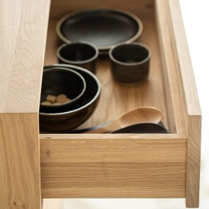 Mesita noche Nordic II pie de Ethnicraft. Mobiliario para dormitorio. Mesitas de noche modernas.