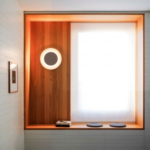 Lámpara aplique Puck Wall Art con aro de Vibia. Lámparas modernas para pared.