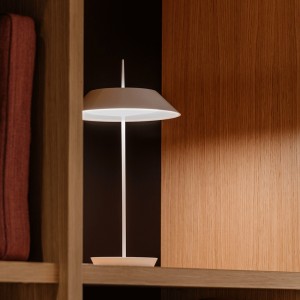 Lámpara mesa Mayfair mini portátil de Vibia. Tienda online lámparas originales.
