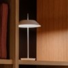 Lámpara mesa Mayfair mini portátil de Vibia. Tienda online lámparas originales.
