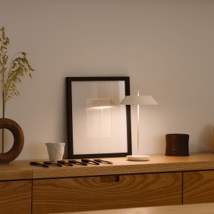 Lámpara mesa Mayfair mini portátil de Vibia. Tienda online lámparas originales.
