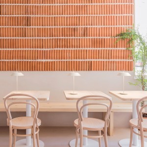 Lámpara mesa Mayfair mini portátil de Vibia. Tienda online lámparas originales.