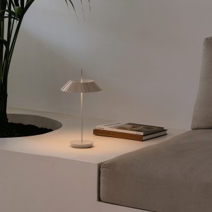 Lámpara mesa Mayfair mini portátil de Vibia. Tienda online lámparas originales.