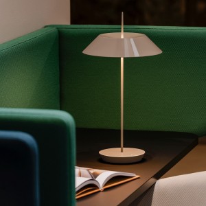 Lámpara mesa Mayfair mini portátil de Vibia. Tienda online lámparas originales.