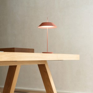 Lámpara mesa Mayfair mini portátil de Vibia. Tienda online lámparas originales.