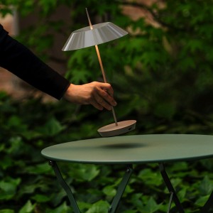 Lámpara mesa Mayfair mini portátil de Vibia. Tienda online lámparas originales.