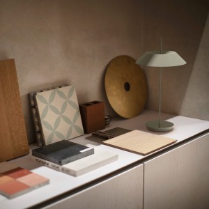 Lámpara mesa Mayfair mini portátil de Vibia. Tienda online lámparas originales.
