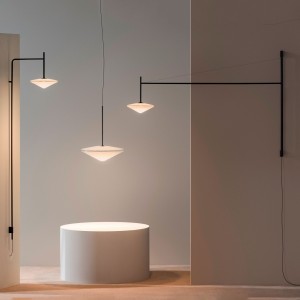 Lámpara aplique Tempo pulsador en cable de Vibia para salones.