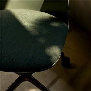 Silla Rely plástico giratoria &Tradition