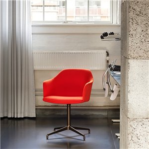 Sillón Rely tapizado giratorio &Tradition