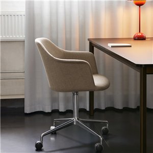 Sillón Rely tapizado giratorio &Tradition