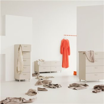 Cómoda alta Relief con pies String Furniture