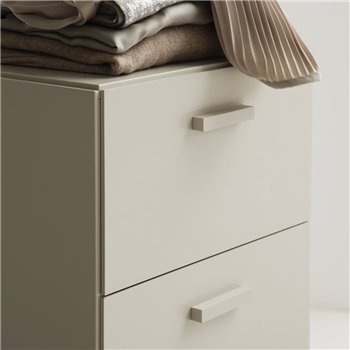 Cómoda alta Relief con pies String Furniture