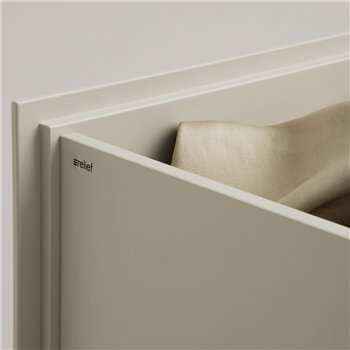 Cómoda alta Relief con pies String Furniture