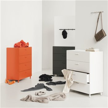 Cómoda ancha Relief con pies String Furniture