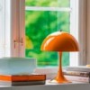 Lámpara Panthella 250 Portable Louis Poulsen con diseño moderno y elegante.