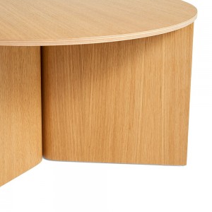 Mesa de centro Slit Wood de Hay con diseño novedoso de madera para salones modernos.