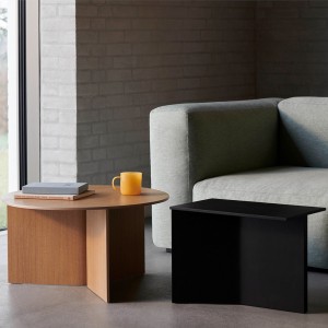 Mesa de centro Slit Wood de Hay con diseño novedoso de madera para salones modernos.