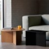 Mesa de centro Slit Wood de Hay con diseño novedoso de madera para salones modernos.