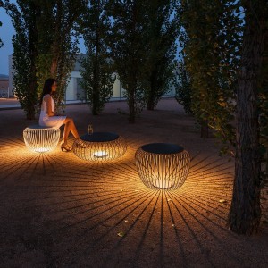 Lámpara suelo Meridiano de Vibia. Diseño moderno de iluminación exterior.
