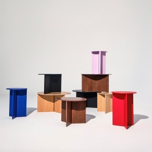 Mesa auxiliar Slit Wood de Hay con diseño novedoso de madera para salones modernos.