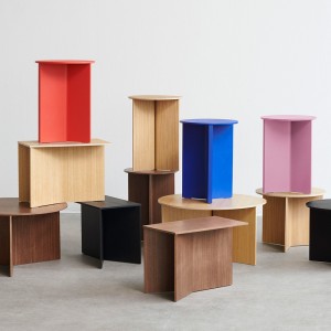 Mesa auxiliar Slit Wood de Hay con diseño novedoso de madera para salones modernos.