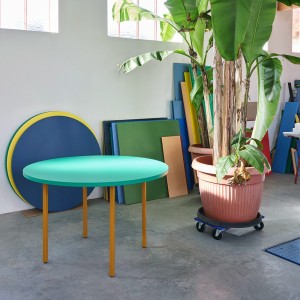 Mesa Two-colour de diseño moderna y elegante de Hay para instalaciones.
