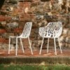 Silla Forest de diseño moderno y elegante de Fast. Sillas metálicas para exteriores.