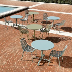 Silla Forest de diseño moderno y elegante de Fast. Sillas metálicas para exteriores.