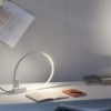 Lámpara de sobremesa Fluida perfecta para espacios interiores de Martinelli Luce.