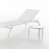 Mesa para la tumbona de diseño Stack de Gandia Blasco para exterior.