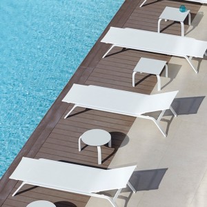 Mesa para la tumbona de diseño Stack de Gandia Blasco para exterior.