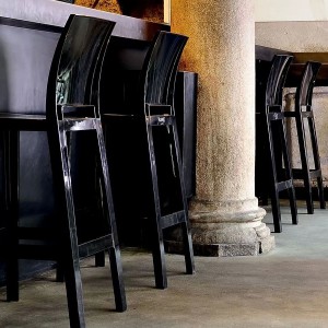 Taburete respaldo cuadrado One More Please Kartell. Variedad de colores.