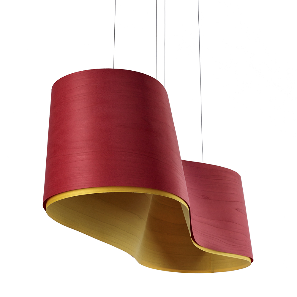 Lámpara suspensión New Wave de Luzifer. Moderna y de trazos fluidos, que entrelazan dos chapas de madera.